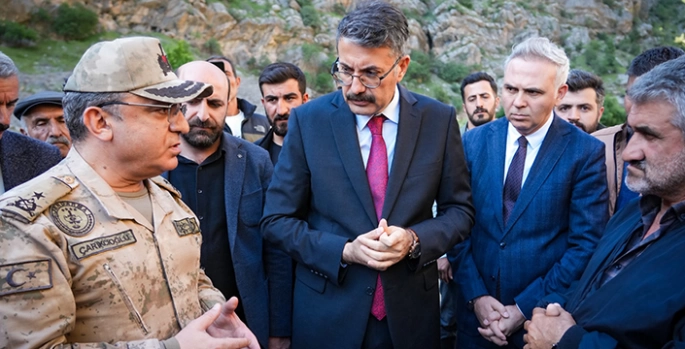 Hakkari Valisi Çelik, derede kaybolan genci arama çalışmalarını inceledi