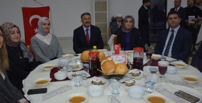 Hakkari Valisi Çelik, eğitim camiasıyla iftarda bir araya geldi