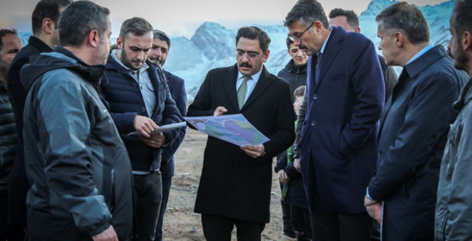Hakkari Valisi Çelik, stat yapılması planlanan alanda inceleme yaptı