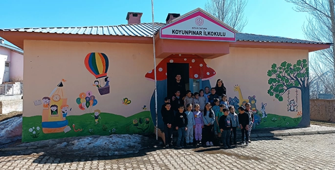 Hediye Öğretmen görev yaptığı köy okulunun duvarlarını resimlerle süsledi