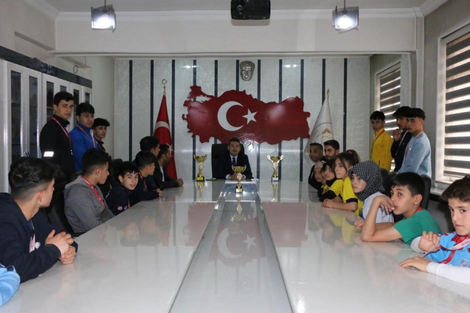 Hizan Kaymakamı Özçelik spor müsabakalarına katılan öğrencilerle buluştu