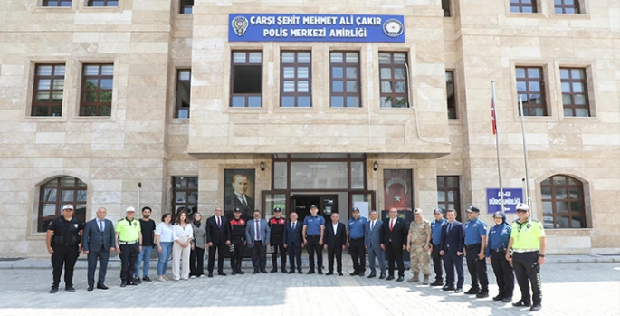 İçişleri Bakan Yardımcısı Aktaş, Elazığ'da vatandaşlar ve güvenlik güçleriyle bayramlaştı