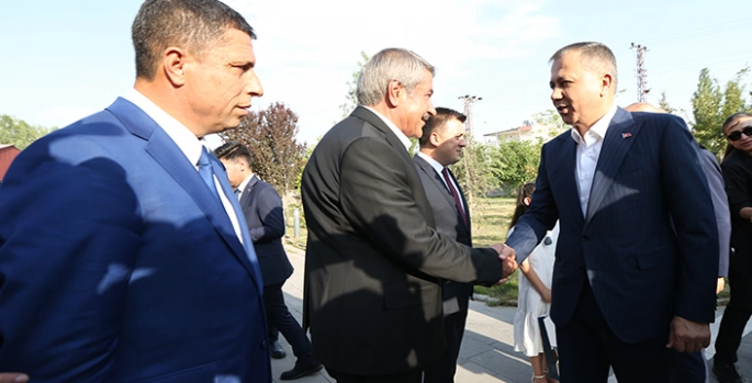 İçişleri Bakanı Yerlikaya, Ağrı'da esnaf ziyareti yaptı