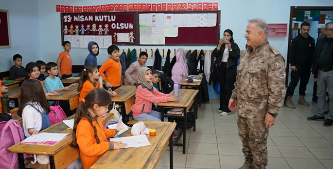 Iğdır Emniyet Müdürü Turgay kendisini mektupla davet eden minik öğrencinin doğum gününü kutladı