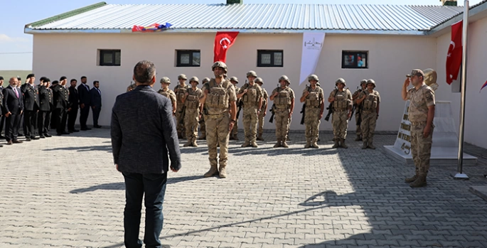 Iğdır Valisi Turan, yenilenen karakolda jandarmayla bir araya geldi
