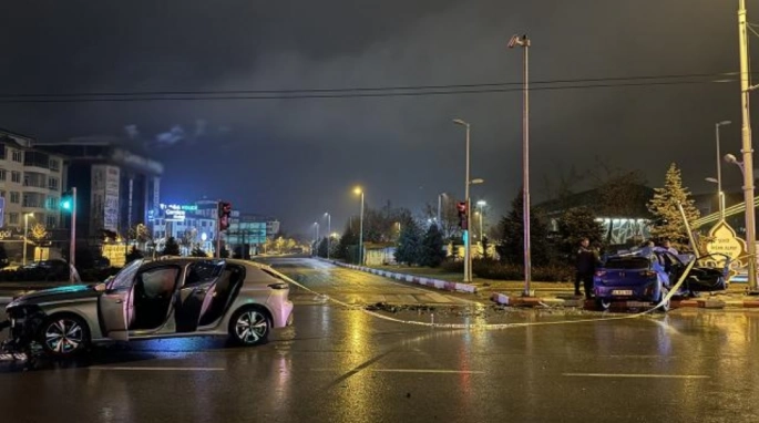 İki otomobil çarpıştı: 1 ölü, 3 yaralı