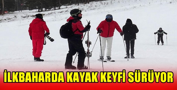 ilkbaharda kayak keyfi sürüyor