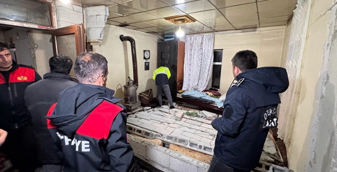 Irak'taki depremde Derecik'teki bir ev hasar gördü