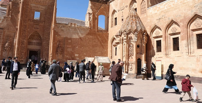 İshak Paşa Sarayı bayram tatilinde ziyaretçilerini ağırlıyor 