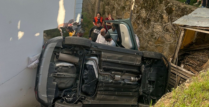 İstinat duvarından düşen otomobilin sürücüsü yaralandı