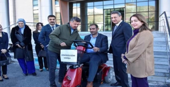 Bitlis'te ihtiyaç sahibi üç engelliye akülü araç verildi