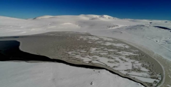 Erzurum'daki Kireçli Göleti'nin büyük bölümü buz tuttu