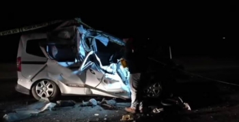 Hafif ticari aracın kamyona çarpması sonucu 2 kişi öldü