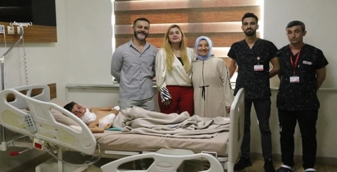 Kardeşini kurtarmaya çalışırken vücudu yandı!