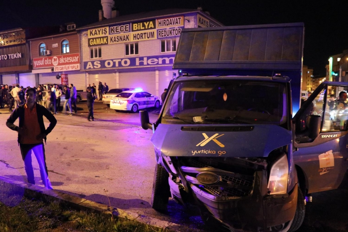Kargo aracıyla otomobilin çarpıştığı kazada 1'i ağır 6 kişi yaralandı