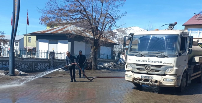 Karlıova'da cadde ve sokaklarda temizlik çalışması