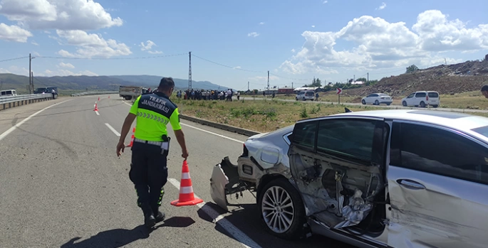 Karlıova'da çarpışan otomobil ile kamyonette hasar oluştu