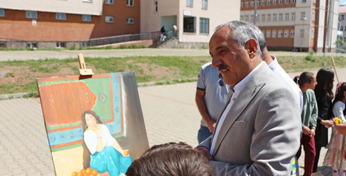 Karlıova'da öğrencilerden yıl sonu resim sergisi