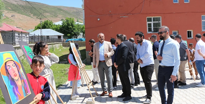 Karlıova'da öğrencilerden yılsonu resim sergisi