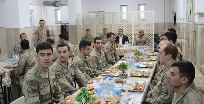 Karlıova Kaymakamı Gilan, jandarma personeli ile iftar yaptı