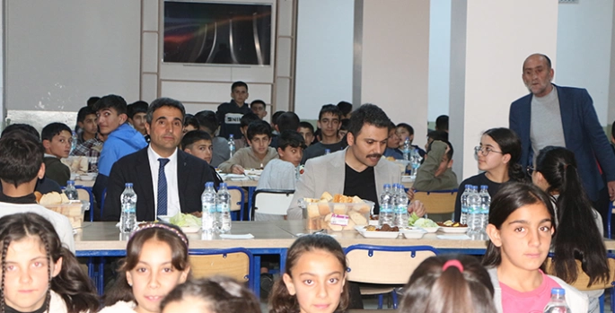 Karlıova Kaymakamı Gilan öğrencilerle iftarda buluştu