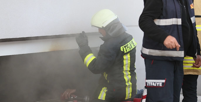 Kars'ta 5 katlı binanın bodrum katında patlama sonrası çıkan yangın söndürüldü