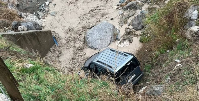 Kars'ta dere yatağına düşen hafif ticari araçtaki baba ve 2 oğlu yaralandı