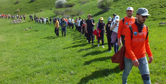 Kars'ta doğaseverler 14 kilometre yürüyüş yaparak Kağızman'ın güzelliklerini keşfetti