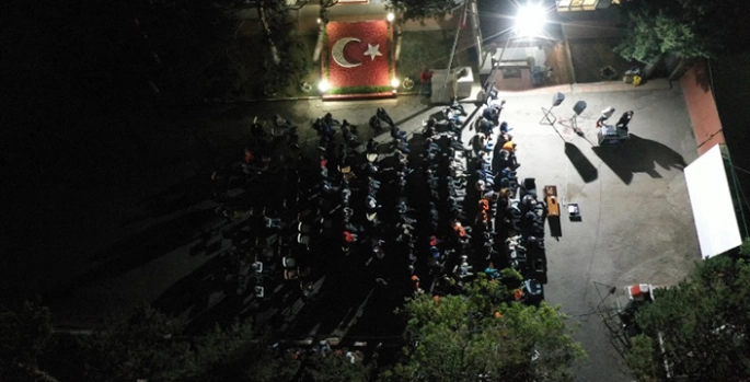 Kars'ta hükümlüler açık havada sinema izledi