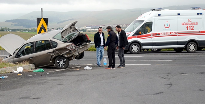 Kars'ta iki otomobilin çarpıştığı kazada 3 kişi yaralandı