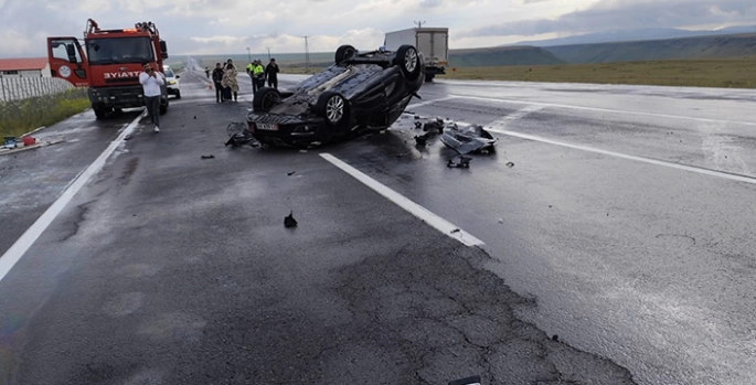 Kars'ta kamyona çarpan otomobildeki 2 kişi yaralandı