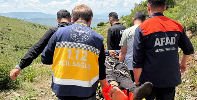 Kars'ta kayalıktan düşmesi sonucu ayağı kırılan çobanı AFAD ekipleri kurtardı