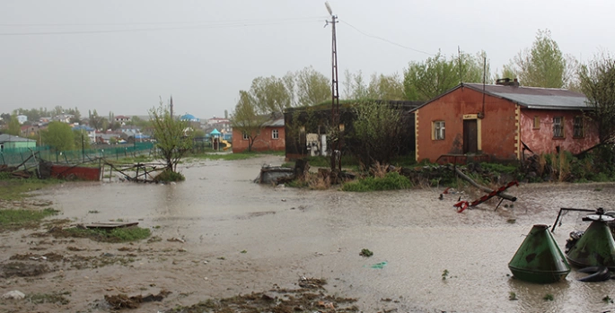 Kars'ta sağanak ve dolu nedeniyle taşkın meydana geldi