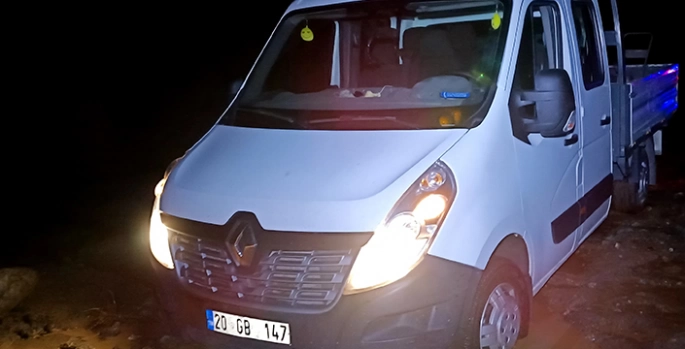 Kars'ta sel ve heyelan nedeniyle kara yollarında 11 araç mahsur kaldı
