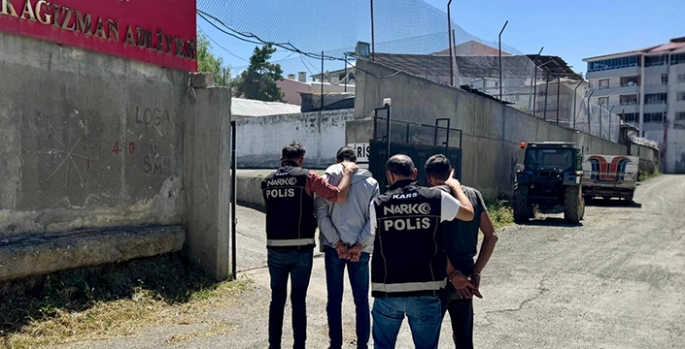 Kars'ta uyuşturucu operasyonunda yakalanan 2 zanlı tutuklandı