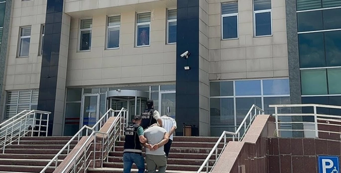Kars'ta yolcu otobüsünde uyuşturucuyla yakalanan 2 zanlı tutuklandı