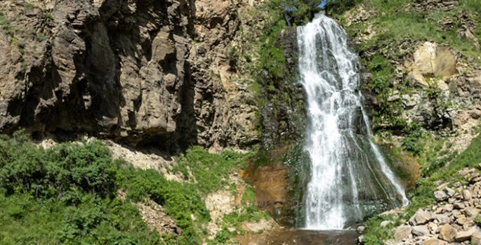 Kars'taki Susuz Şelalesi yağışlarla daha gür akıyor