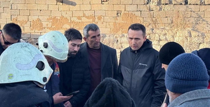 Kaymakam Süleyman Bakan, yangında evleri hasar gören aileyi ziyaret etti