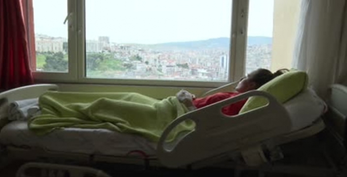 Kazada omurgası kırılan genç kız, yaş günündeki ameliyatla yürümeye başladı