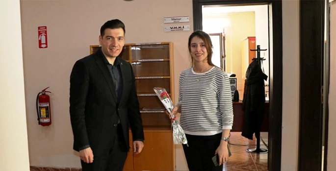 Keban Kaymakamı Furkan Atalık, kadınlara karanfil dağıttı