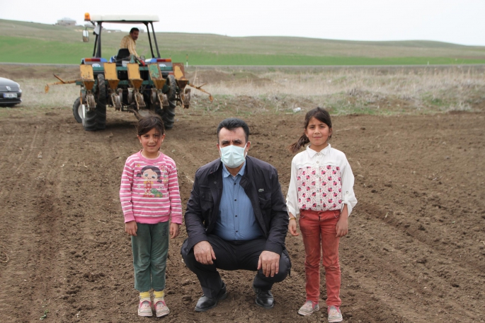 Kısıtlamadan muaf olan çiftçiler tarlada