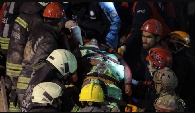 Konya'da çöken binanın enkazından 3 kişi sağ olarak çıkarıldı