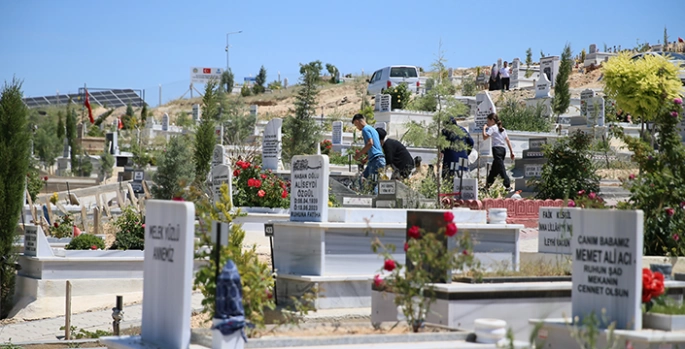Malatya'da depremlerde yakınlarını kaybedenler mezarlıkları ziyaret etti