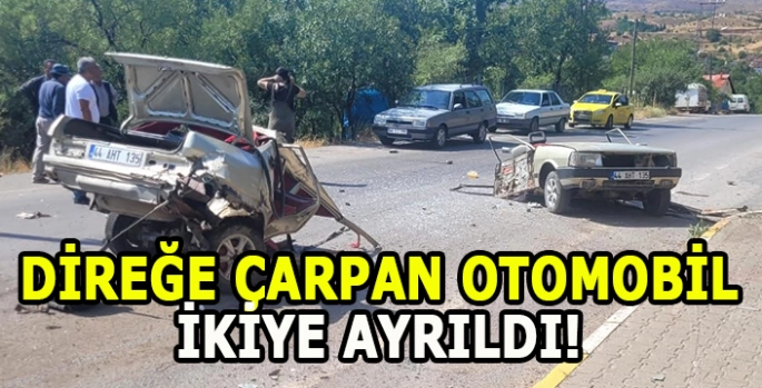 Malatya'da elektrik direğine çarpan otomobil ikiye ayrıldı