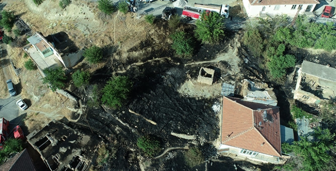 Malatya'da otluk alanda çıkan ve evlere sıçrayan yangın söndürüldü
