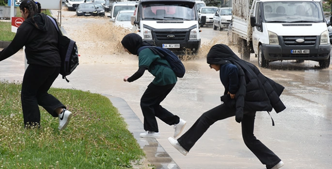 Malatya'da sağanak ve dolu etkili oldu