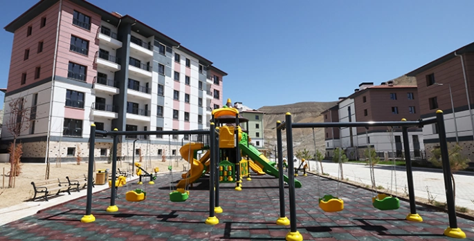 Malatya'nın Darende ilçesindeki deprem konutlarına ilk afetzede aile yerleşti