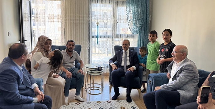Malatya Valisi Yavuz kalıcı konutuna yerleşen depremzede aileyi ziyaret etti