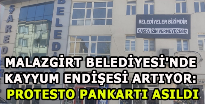 Malazgirt Belediyesi'nde Kayyum Endişesi Artıyor: Protesto Pankartı Asıldı
