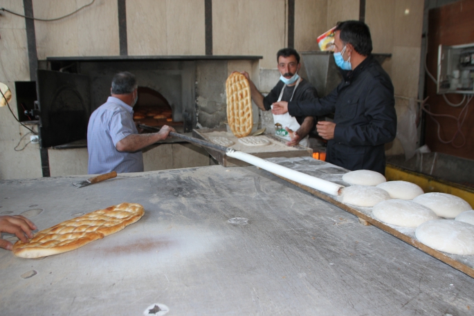Malazgirt Belediyesi Sıcak Ekmek Dağıtıyor